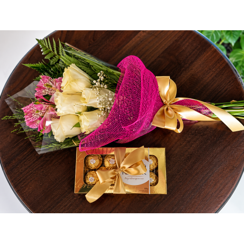 Ramalhete 5 Rosas Brancas e Ferrero