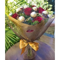 Buquê 12 Rosas e 8 Ferreros